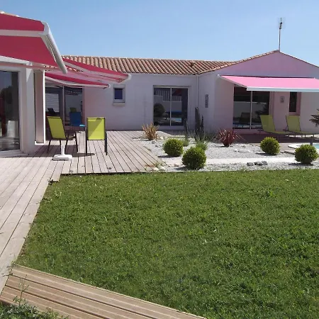 Oyala Avec Piscine, Spacieuse Et De Qualite فيلة