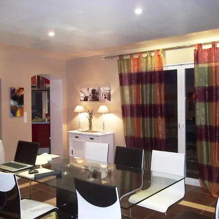 Oyala Avec Piscine, Spacieuse Et De Qualite فيلة